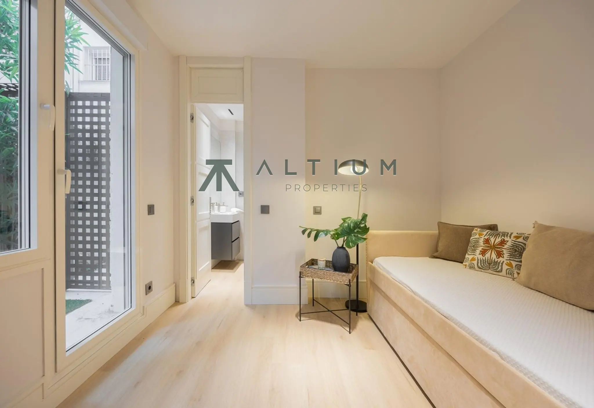 Un jardín privado dentro de una gran residencia en Castellana
