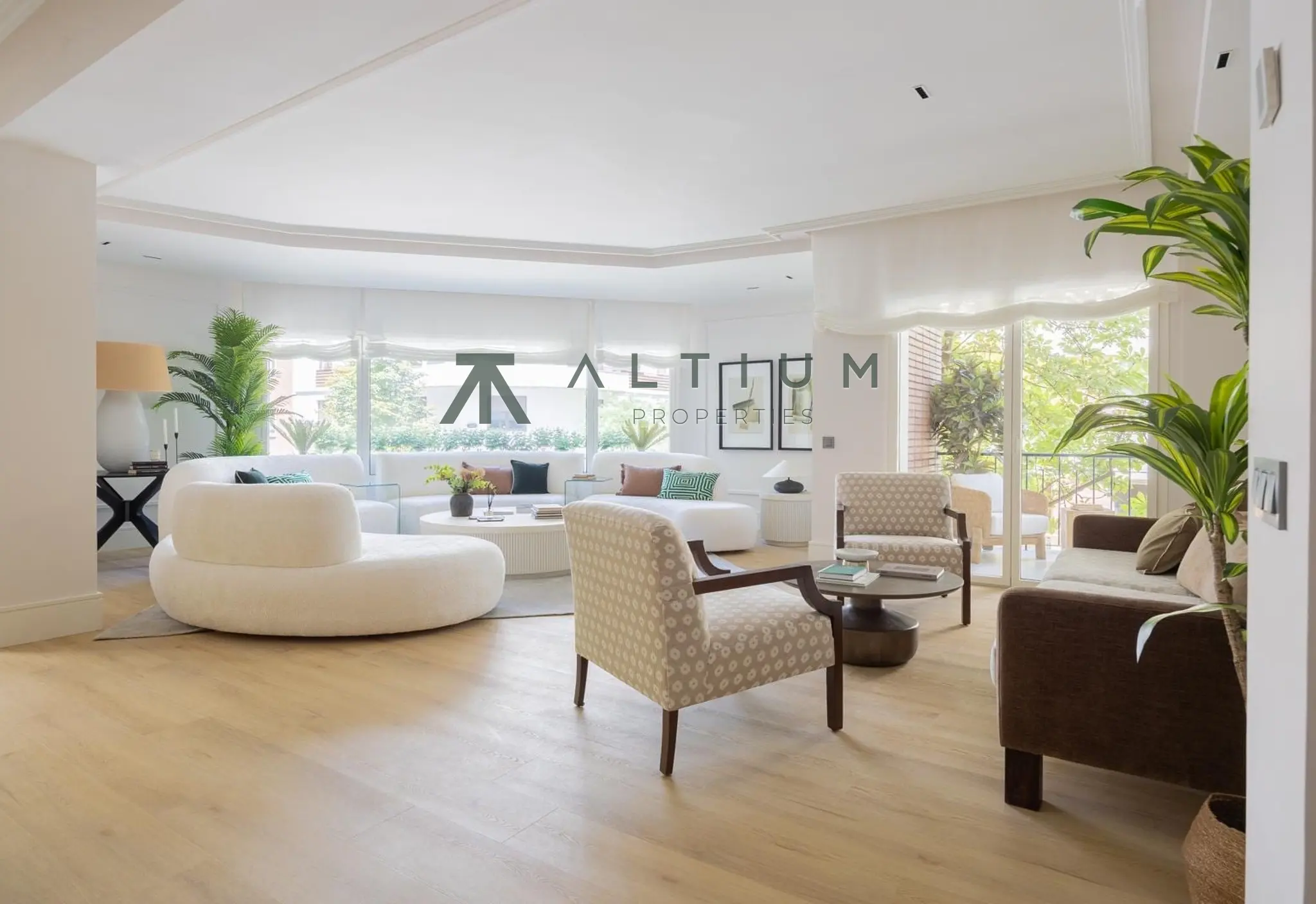 Un jardín privado dentro de una gran residencia en Castellana