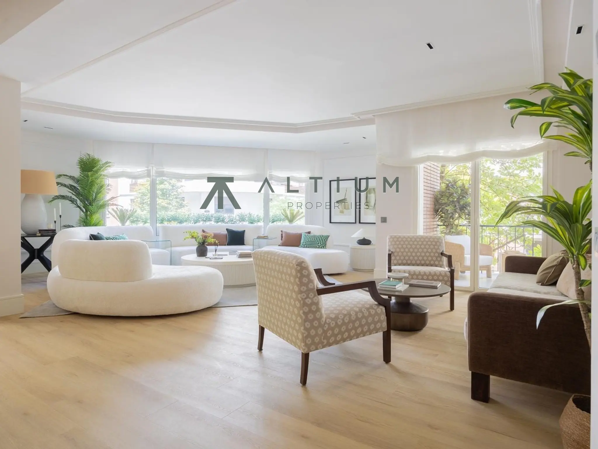 Un jardín privado dentro de una gran residencia en Castellana