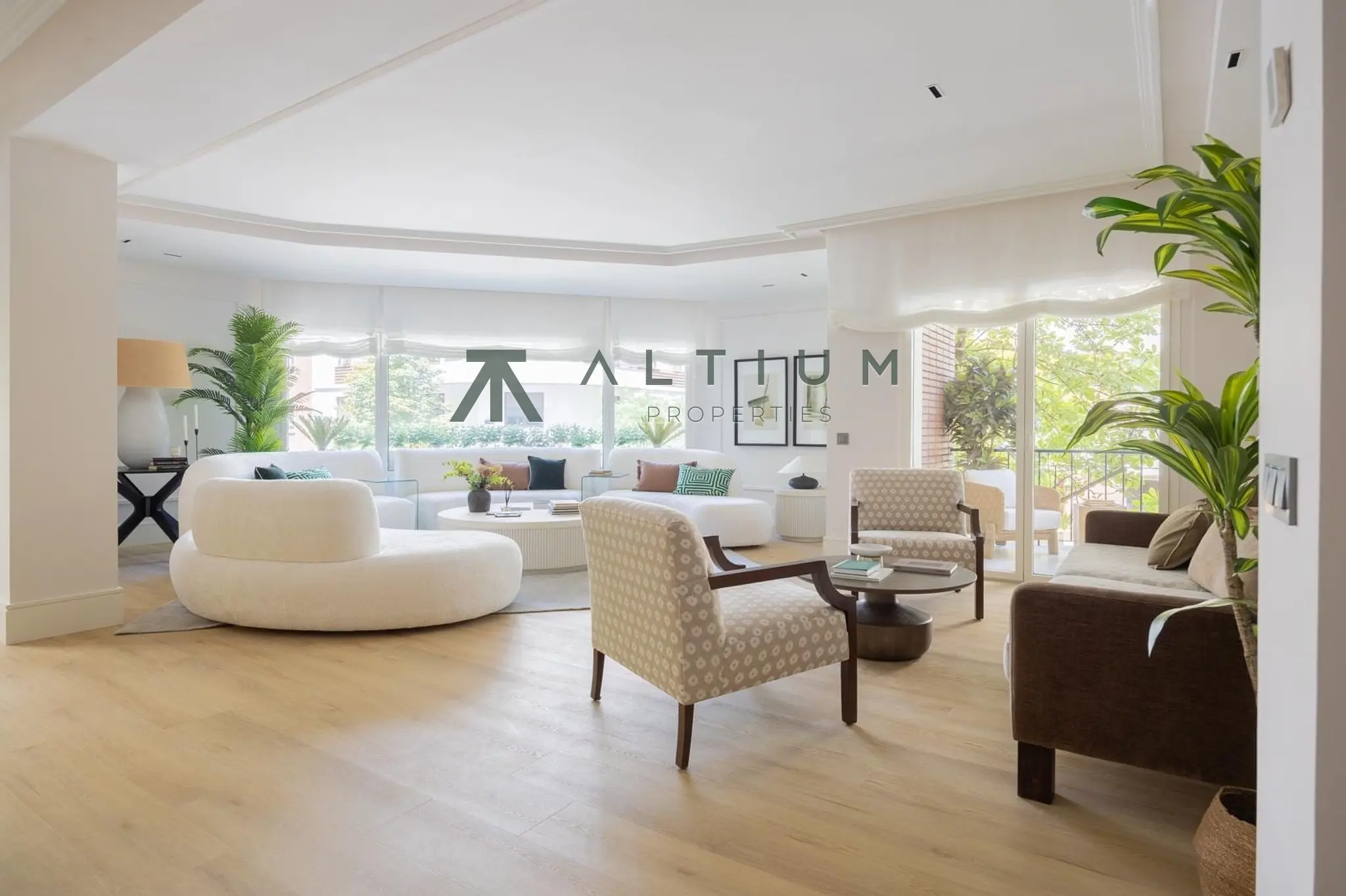 Un jardín privado dentro de una gran residencia en Castellana