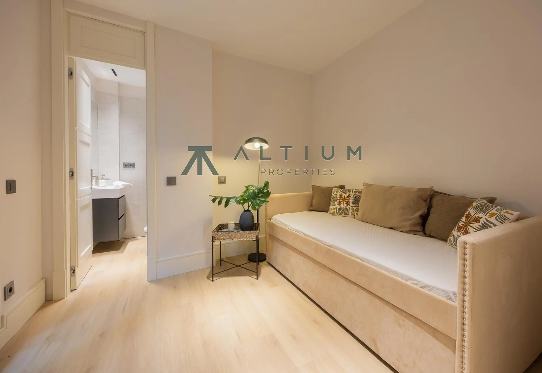 Un jardín privado dentro de una gran residencia en Castellana