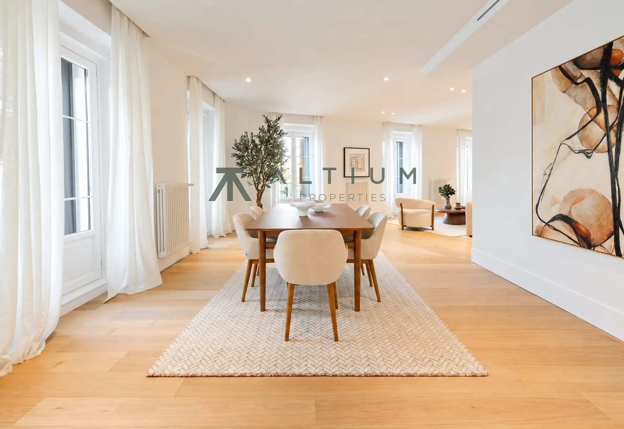 Siete balcones, triple orientación y gran escala en Chamberí