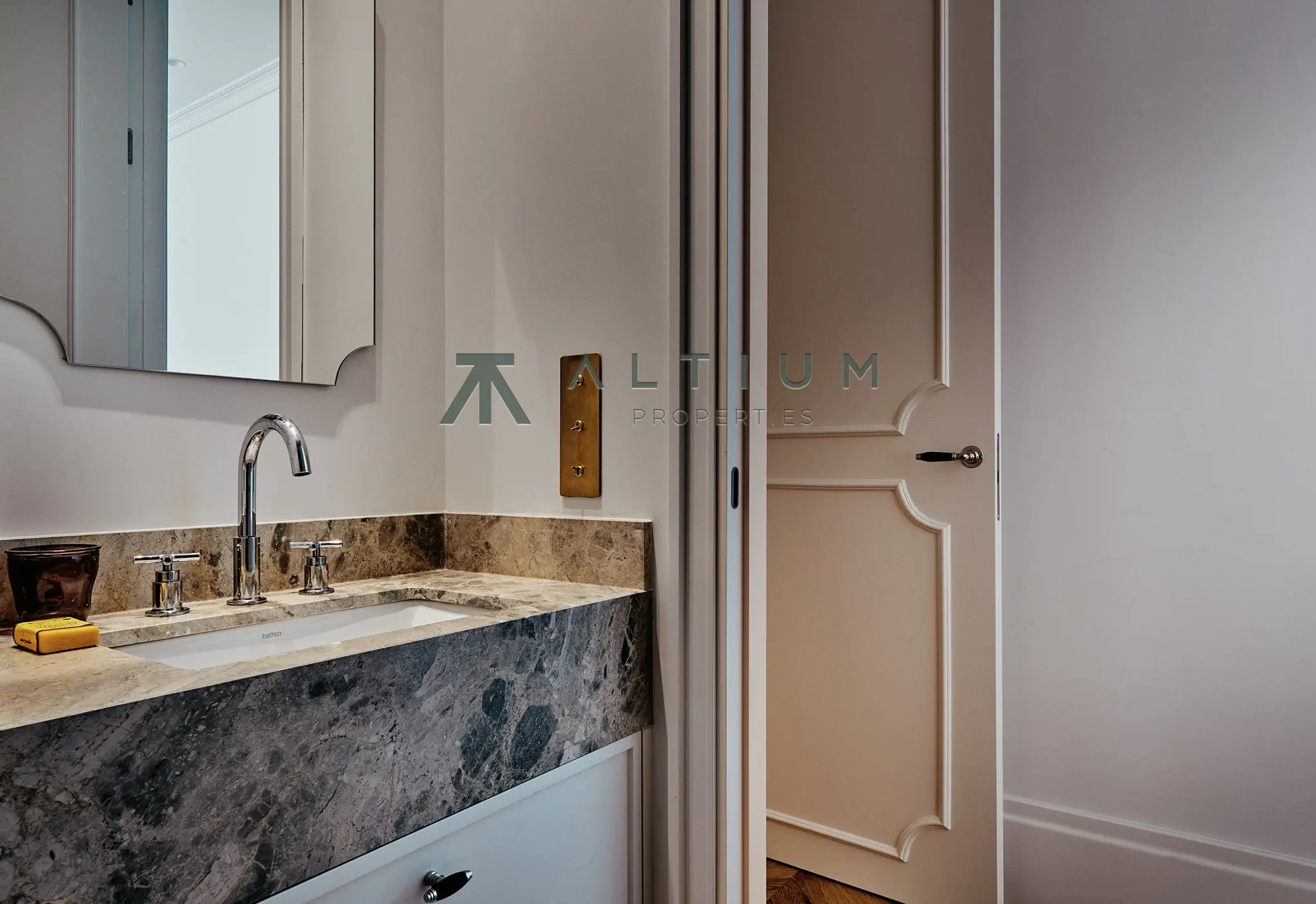 A fireplace, bay window and four bedrooms in Salamanca