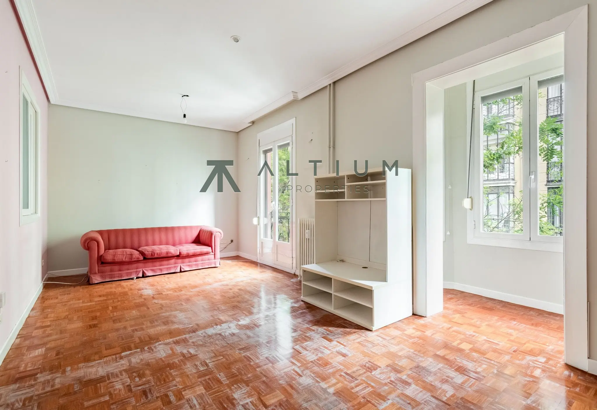 Mirador, calle arbolada y una casa por diseñar en Goya