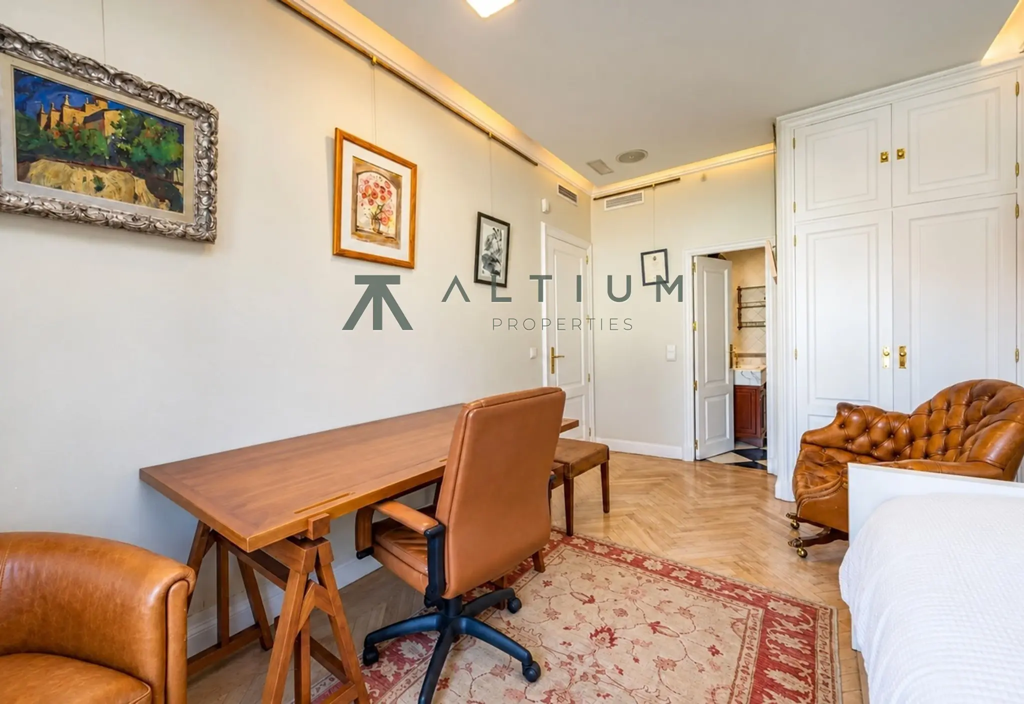 Esquina, miradores y vidrieras en una gran vivienda de Castellana