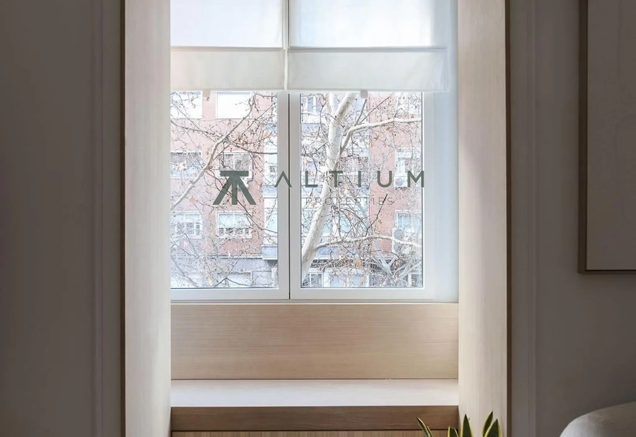 Chimenea, mirador y arcos en una vivienda de diseño