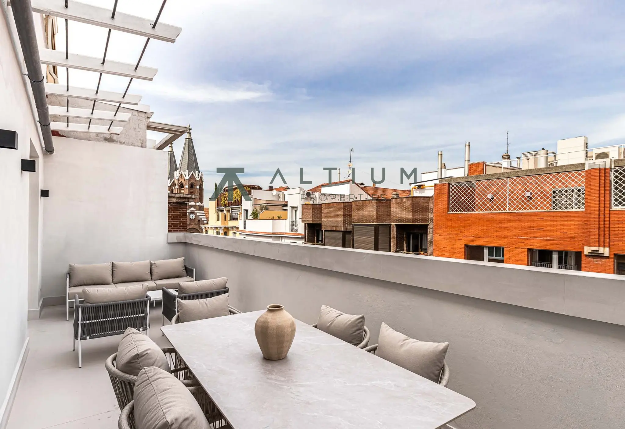 Terraza sur y tres suites sobre los tejados de Almagro