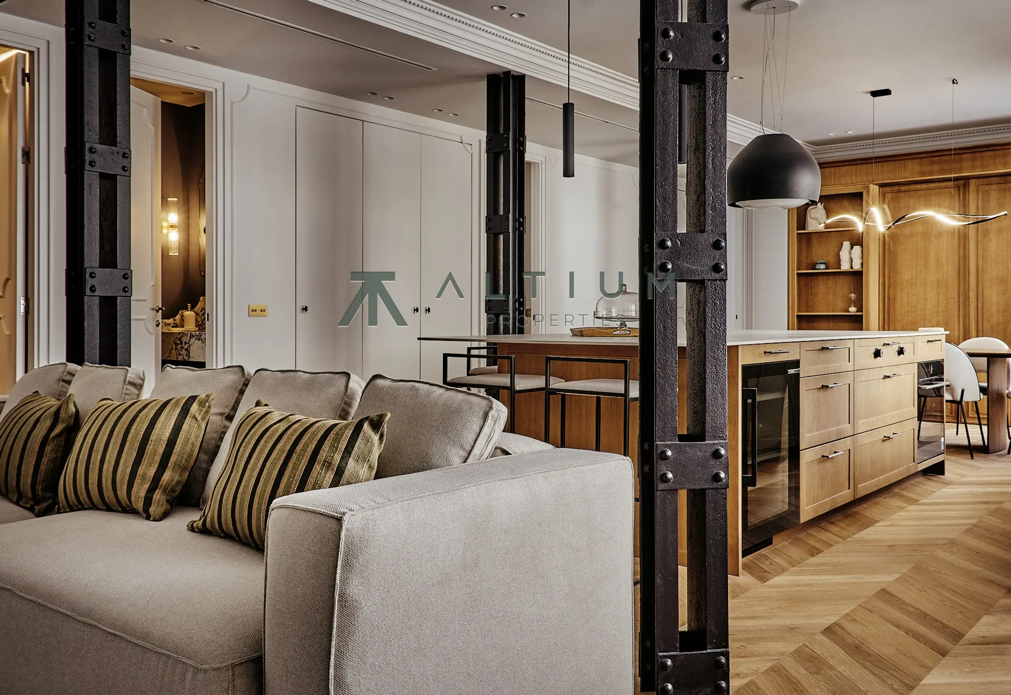 A fireplace, bay window and four bedrooms in Salamanca
