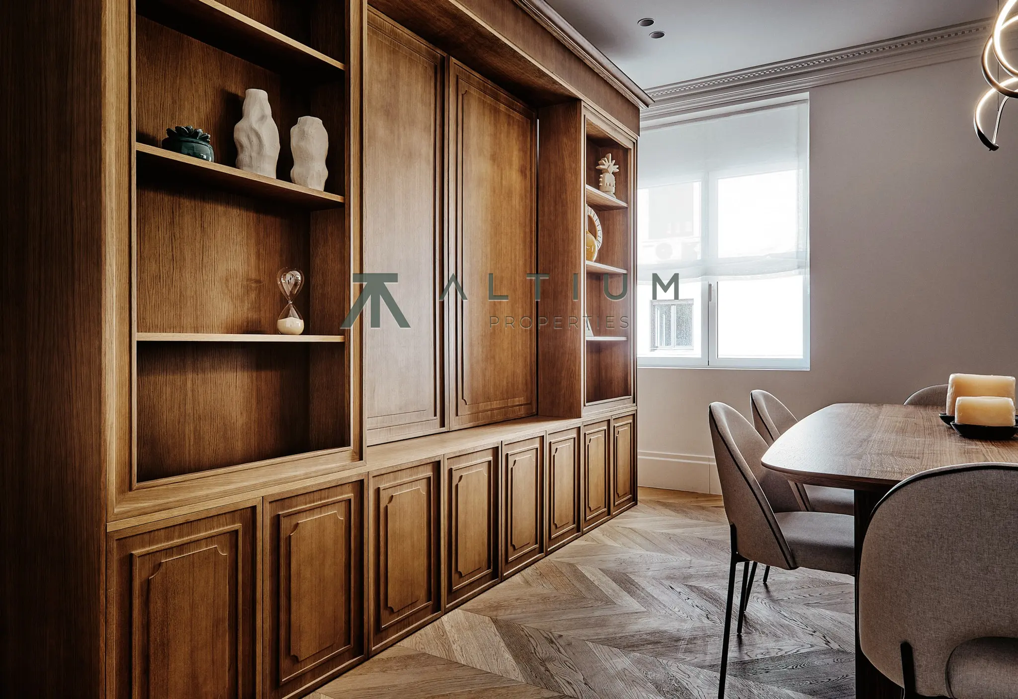 A fireplace, bay window and four bedrooms in Salamanca