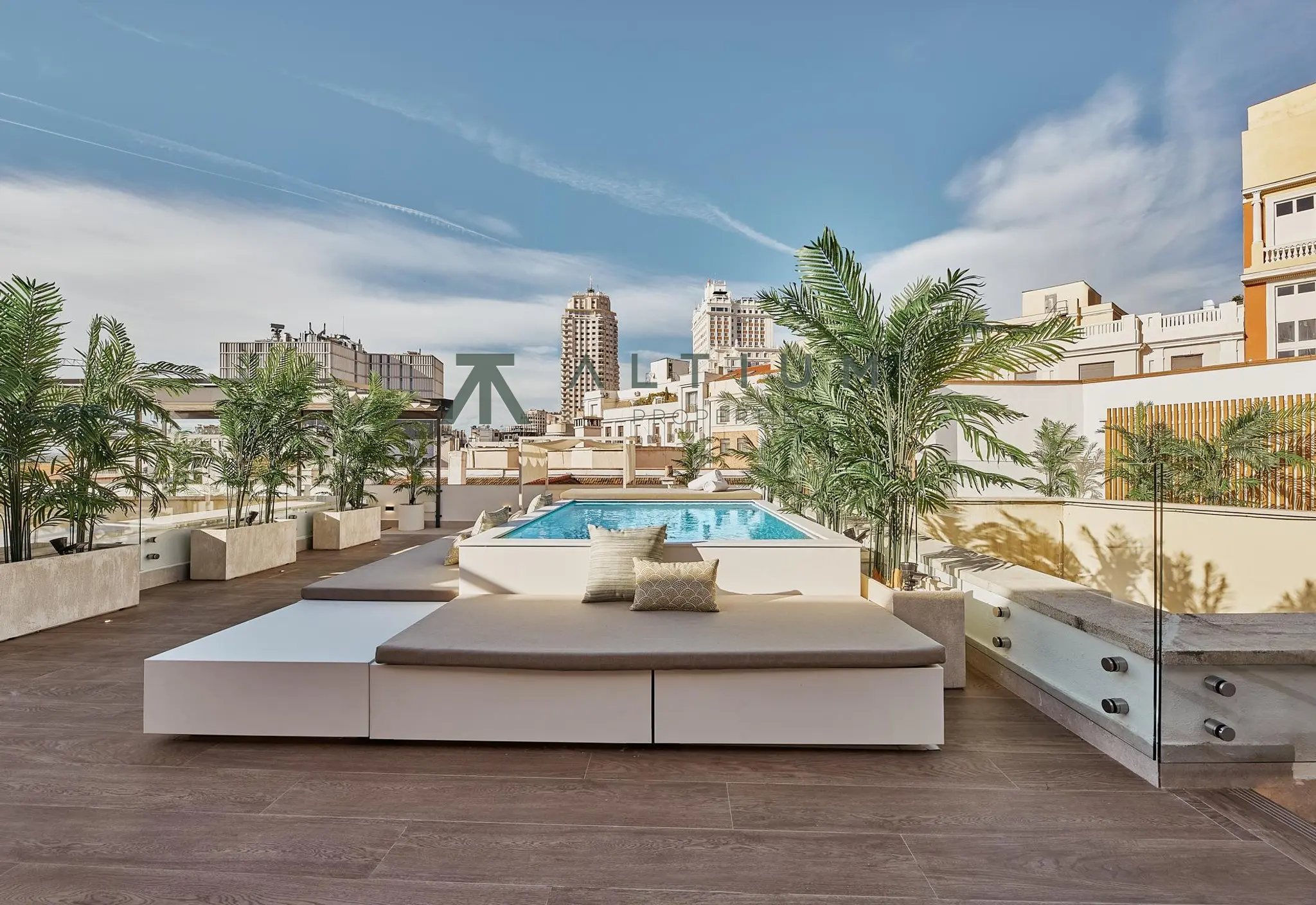 Piso de 4 dormitorios y 174 m2 en Centro - Palacio en venta — Ático con terraza privada en el centro de Madrid