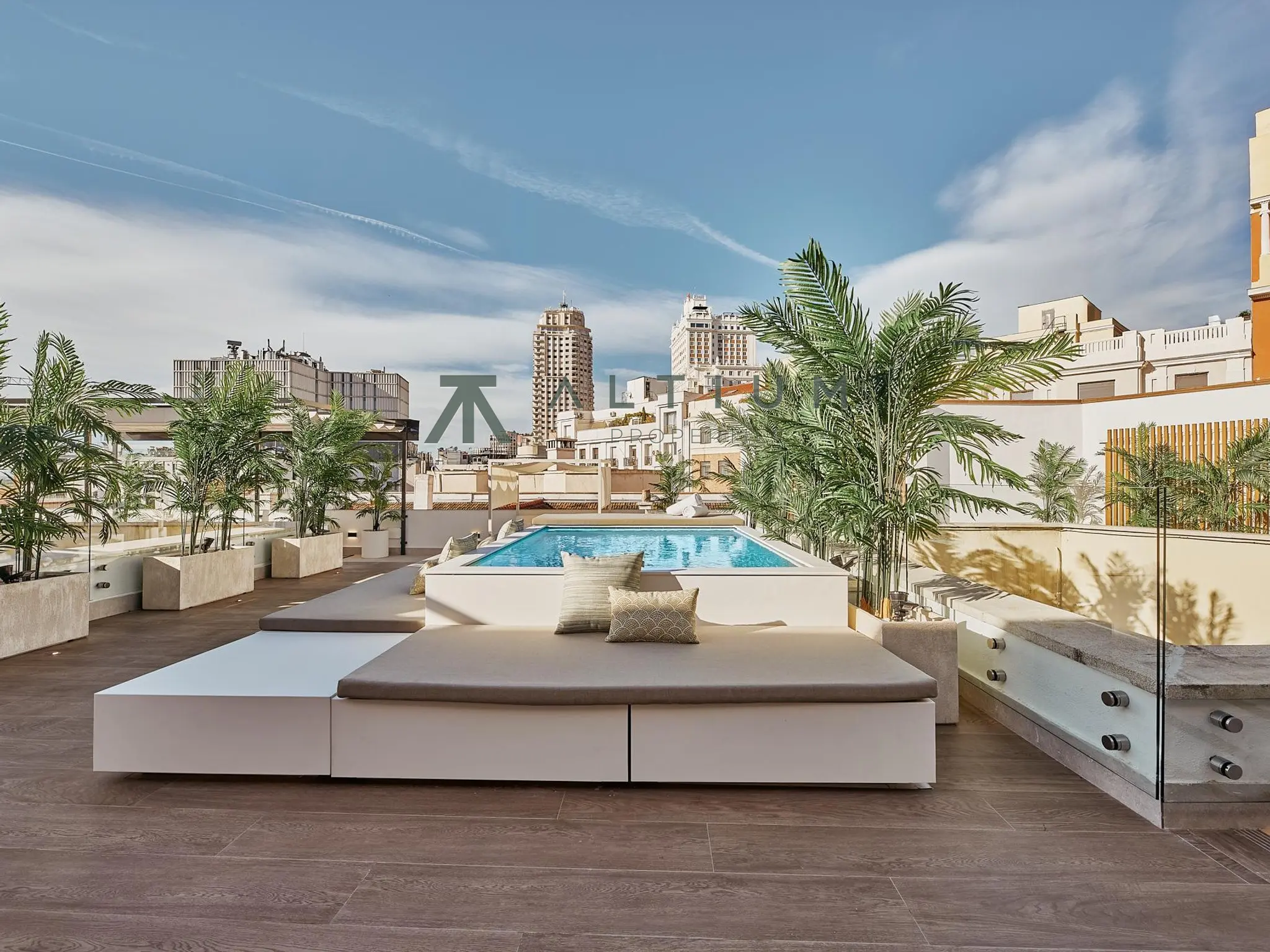 Piso de 4 dormitorios y 174 m2 en Centro - Palacio en venta — Ático con terraza privada en el centro de Madrid