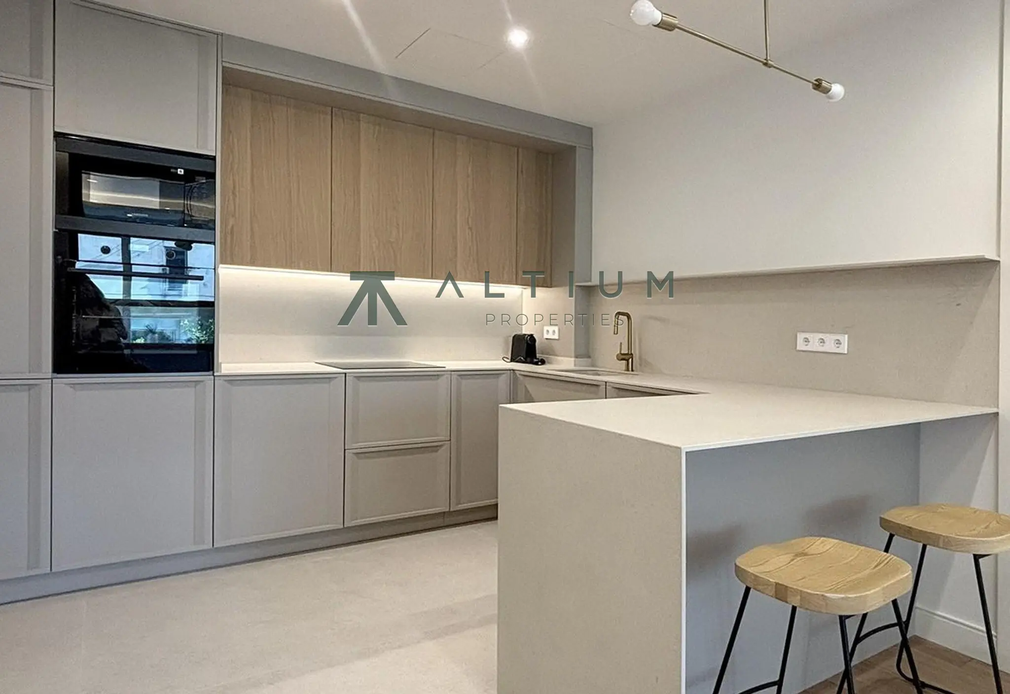 A third-floor corner residence overlooking the trees of Castellana