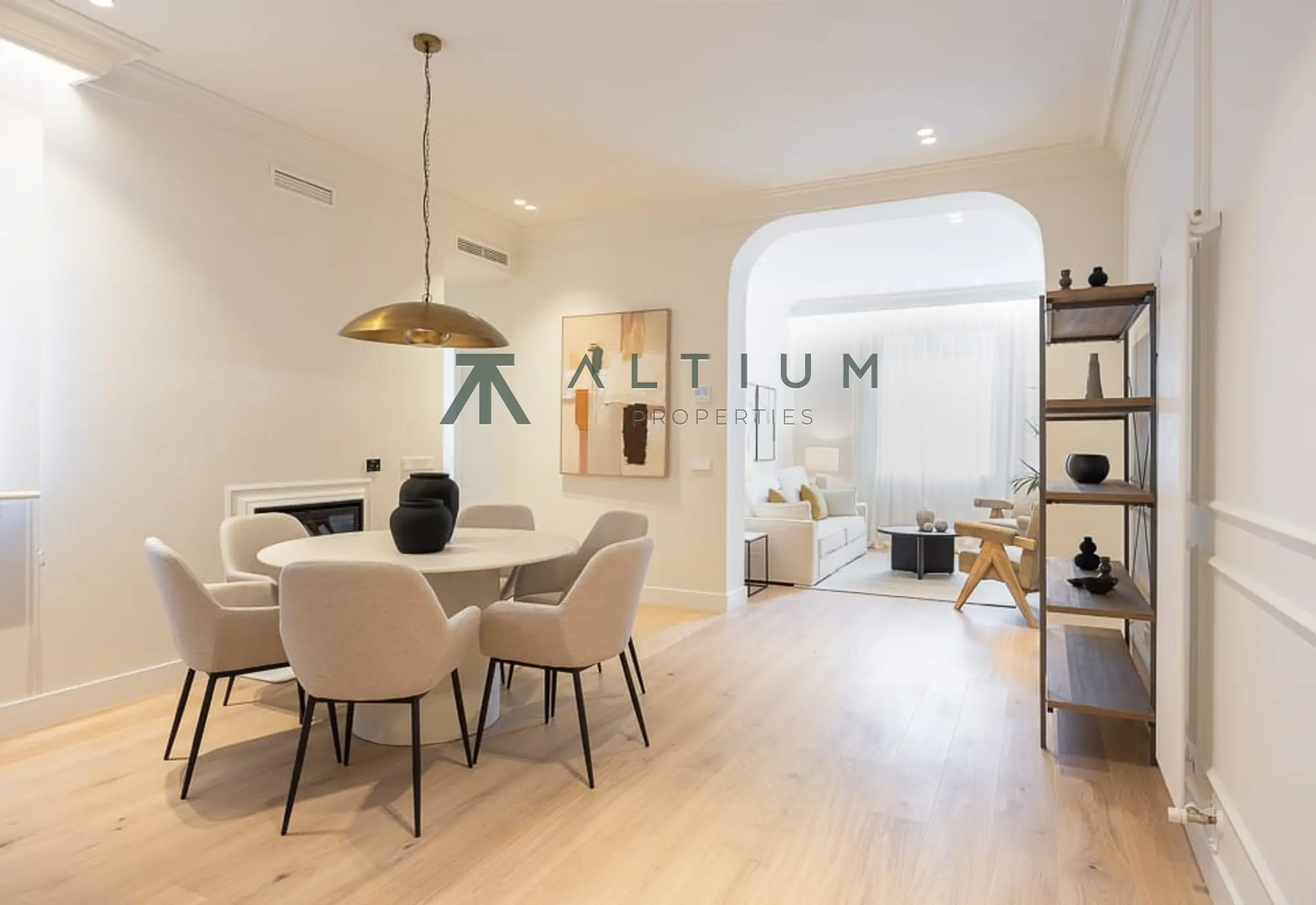 Quinta planta, luz de mañana y reforma a estrenar en Ibiza