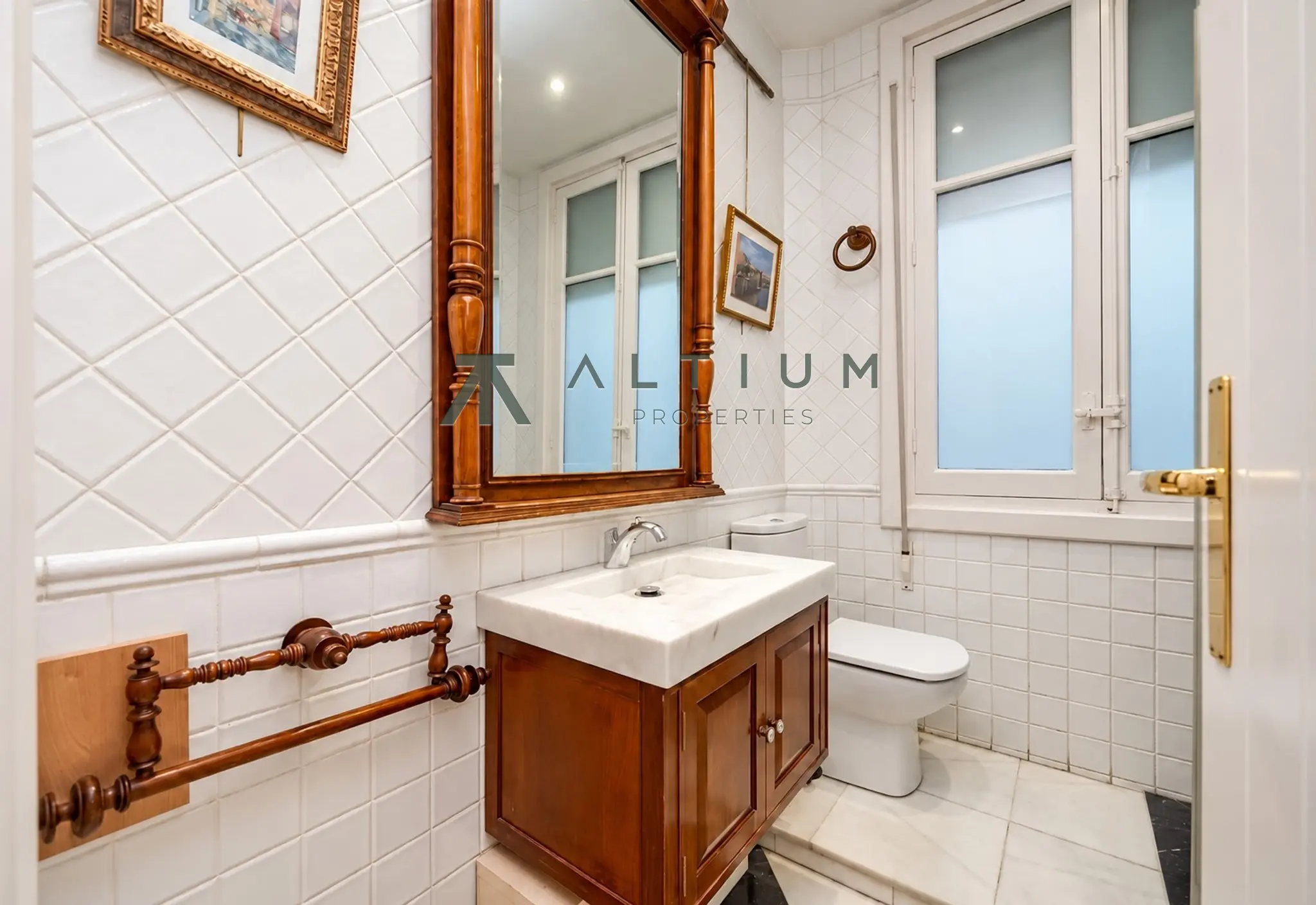 Esquina, miradores y vidrieras en una gran vivienda de Castellana