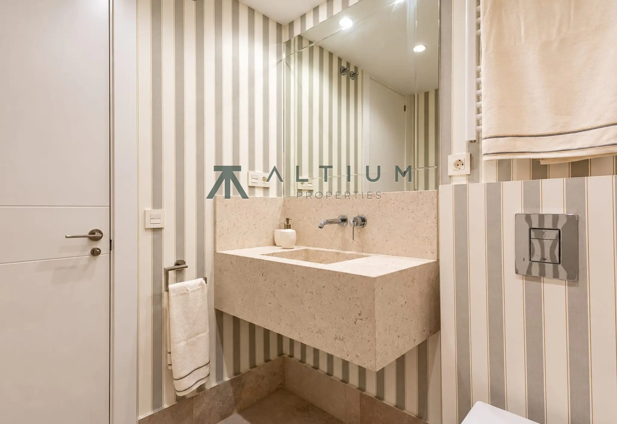 Tres suites, cocina flexible y dos plazas de garaje en Castellana