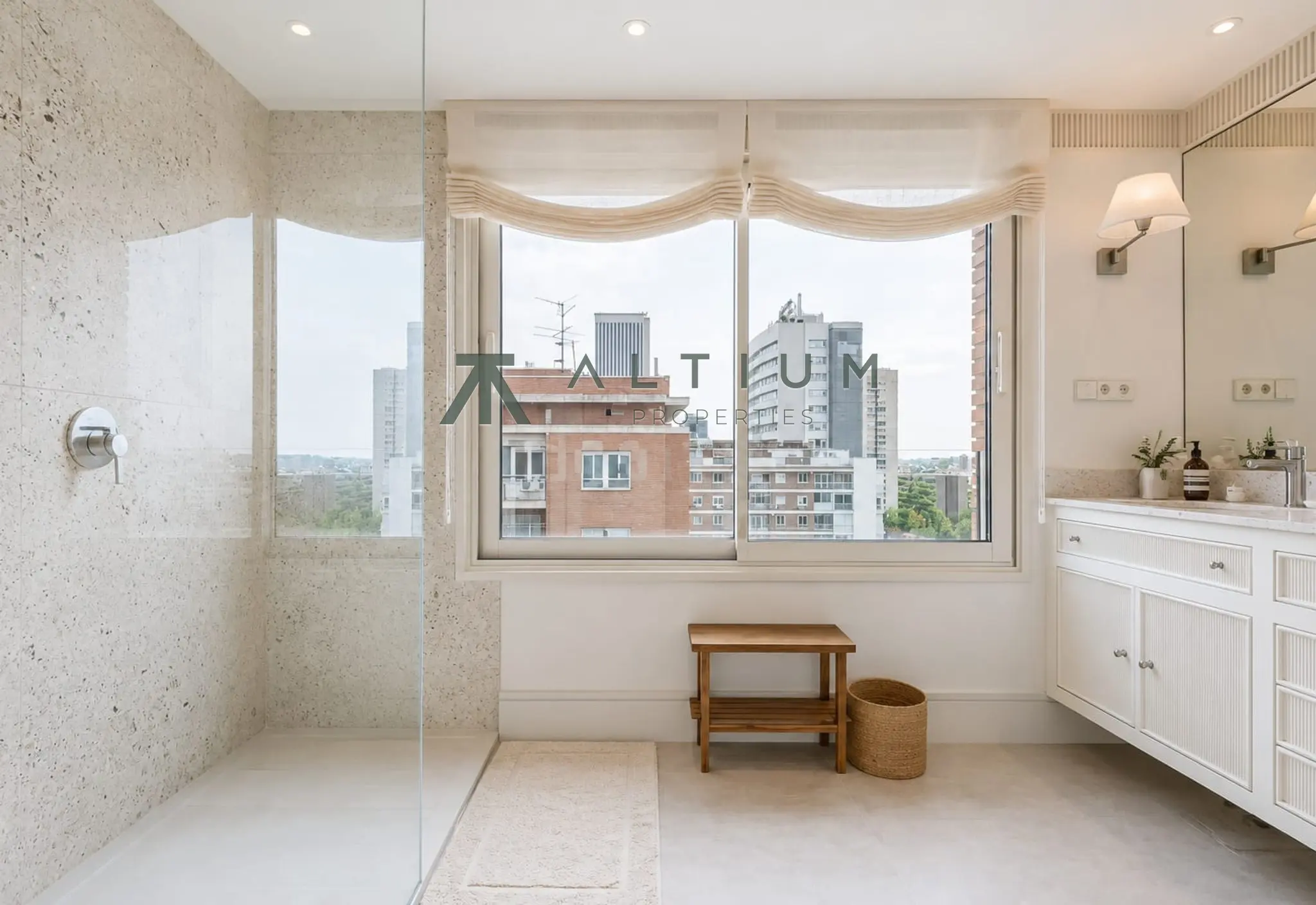 Ático en décima planta con terraza y vistas sobre Madrid