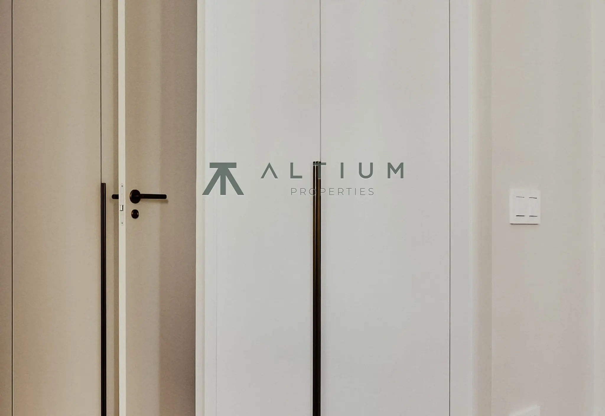 Quinta planta, luz de tarde y balcón en Lista