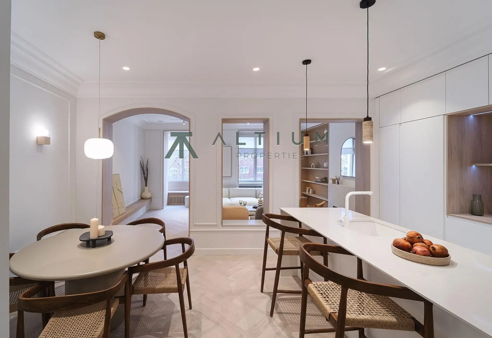 Chimenea, mirador y arcos en una vivienda de diseño
