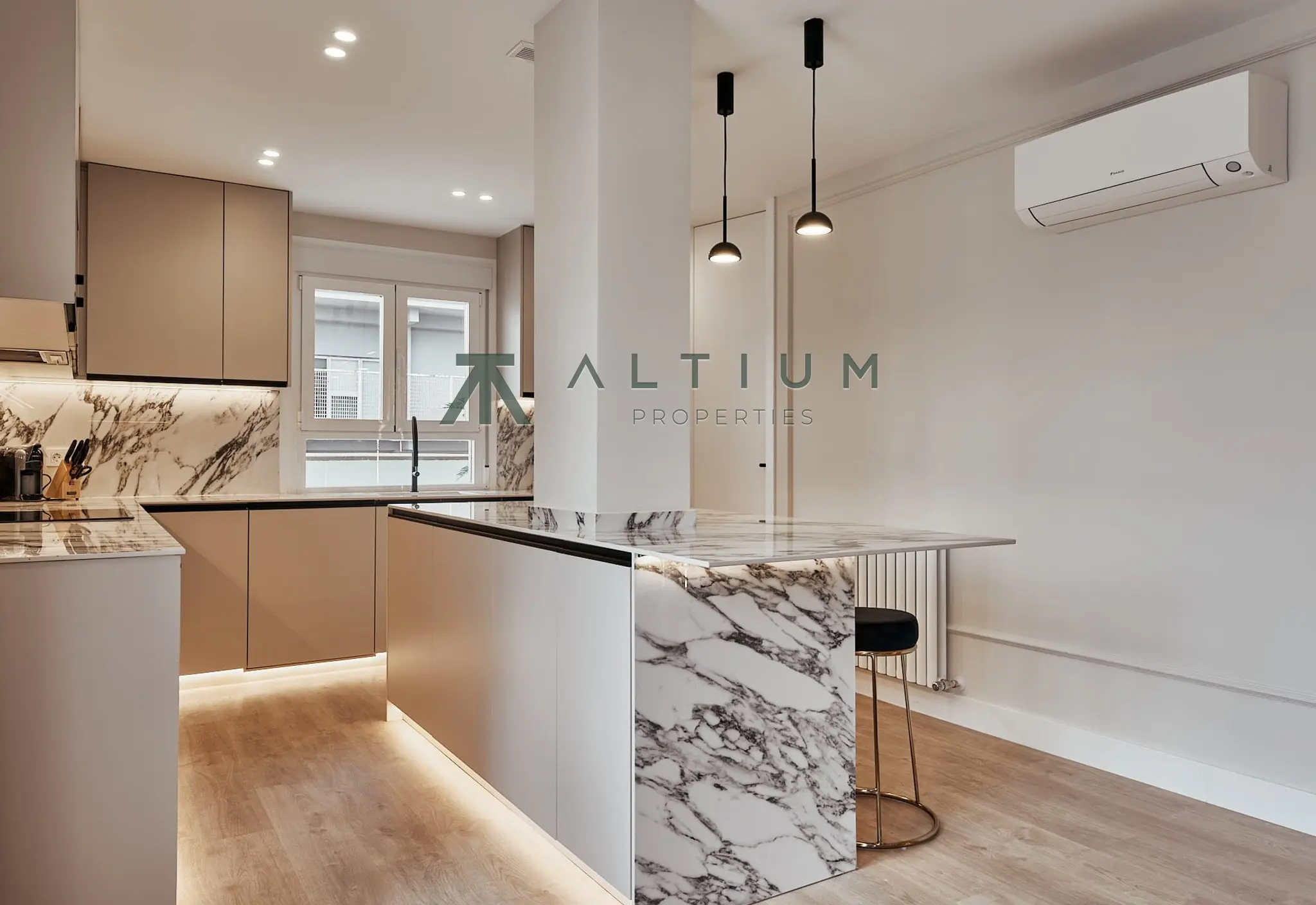 Interior en Lista — Terraza de 55 m² sobre los tejados de Lista (10 de 26)