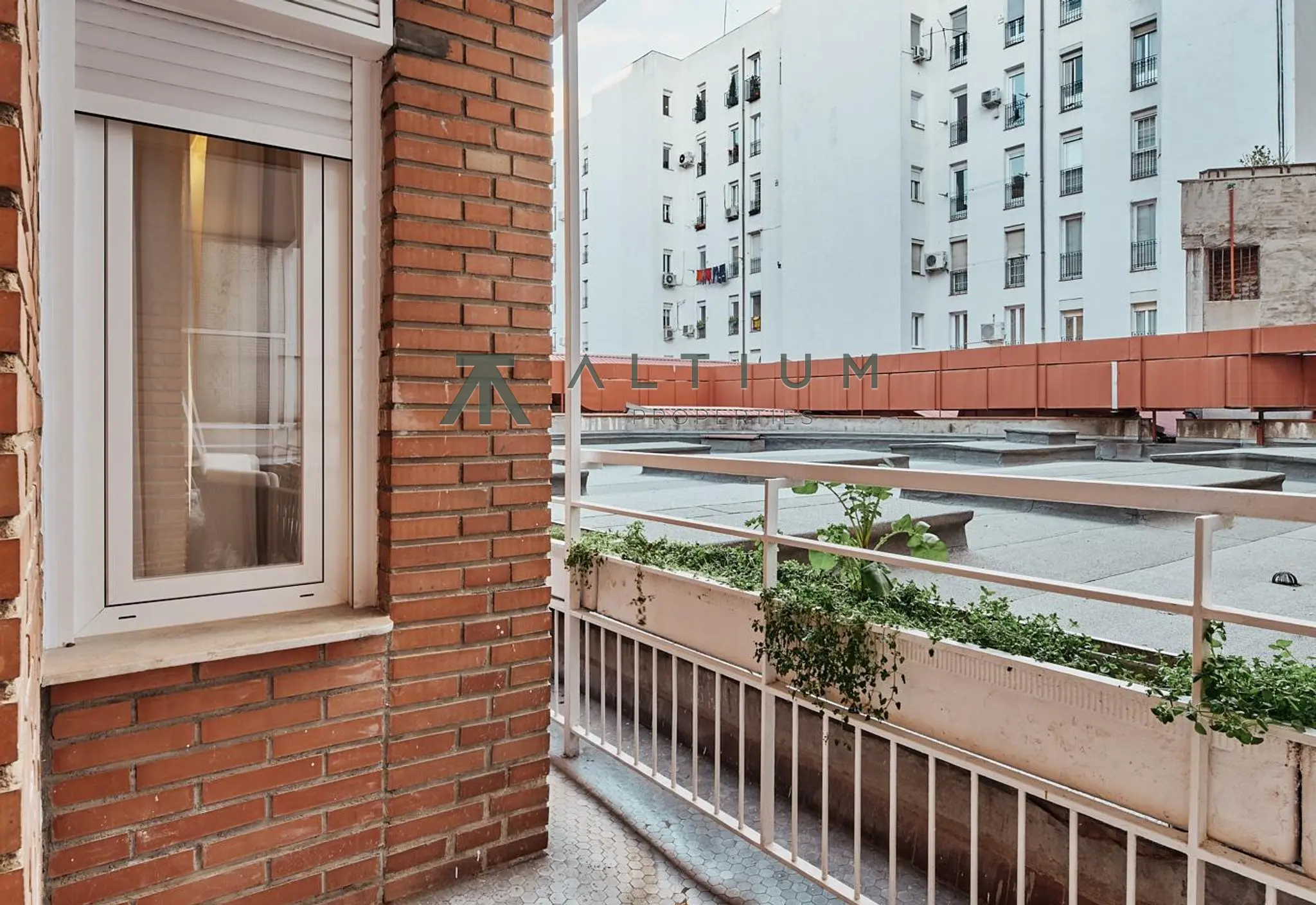 Una casa completa hacia el silencio del patio