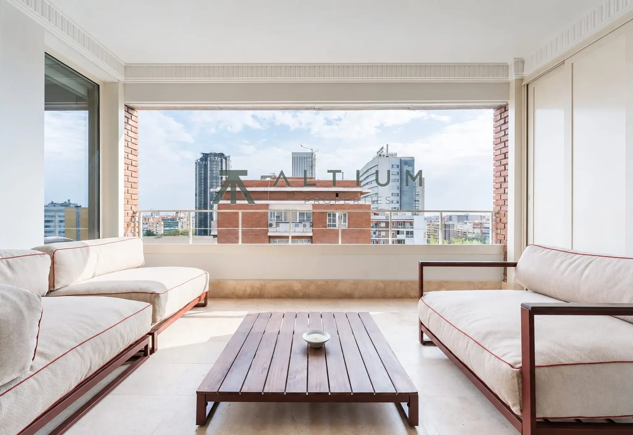 Ático en décima planta con terraza y vistas sobre Madrid
