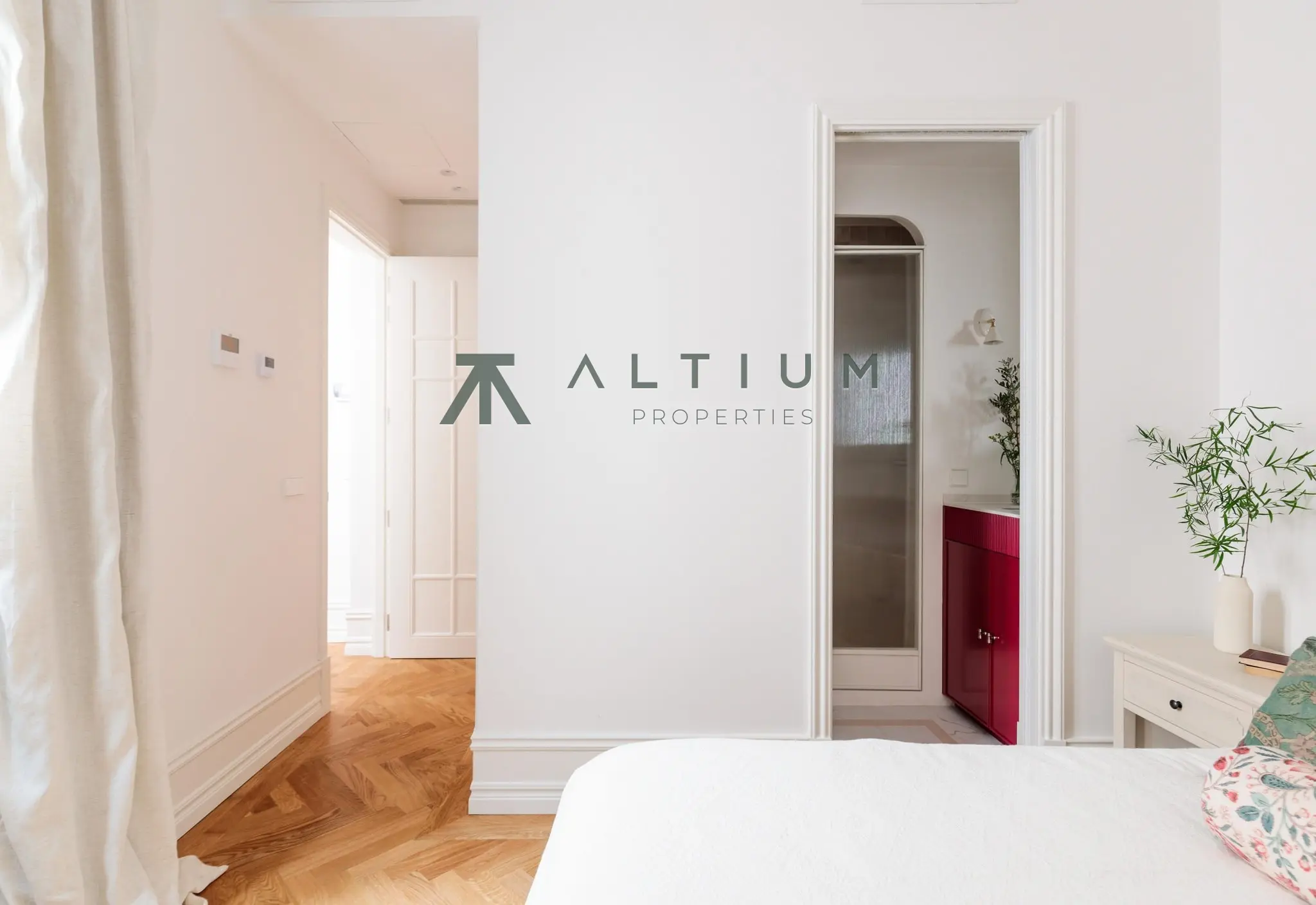 Luz sur y balcón en una gran vivienda de Almagro