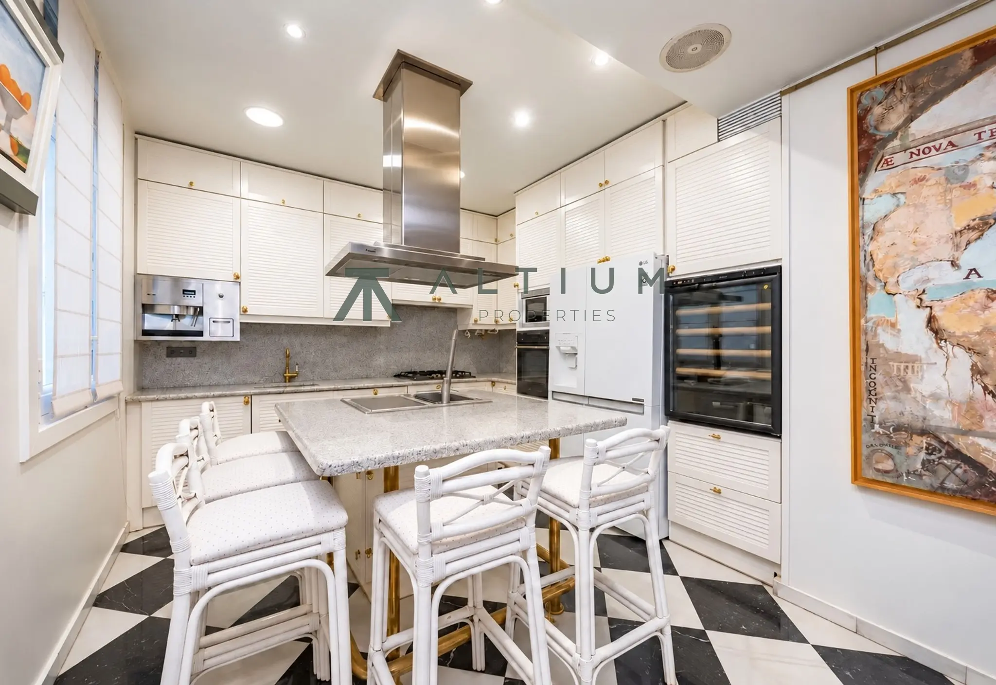 Esquina, miradores y vidrieras en una gran vivienda de Castellana