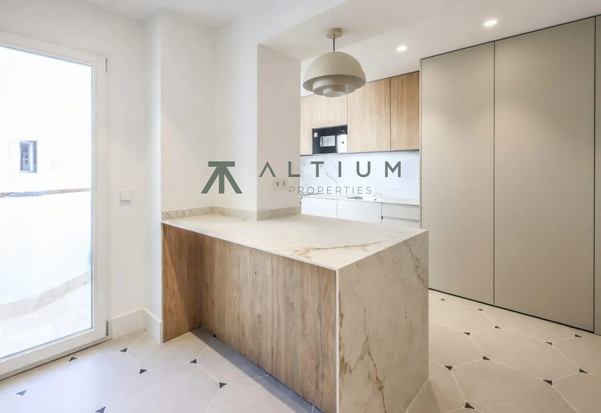 Piso en venta en Aravaca — Una sexta planta luminosa con garaje en Argüelles