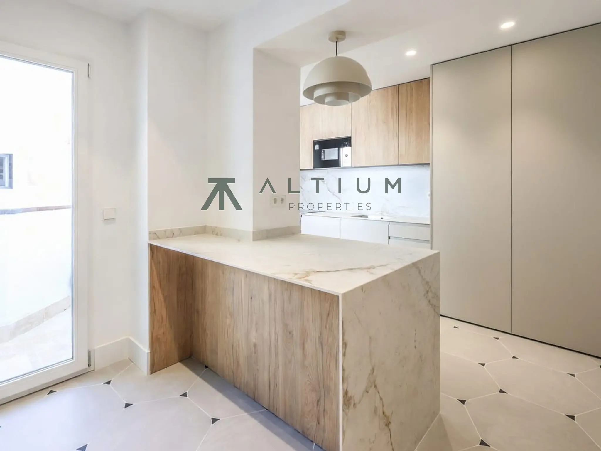 Piso en venta en Aravaca — Una sexta planta luminosa con garaje en Argüelles
