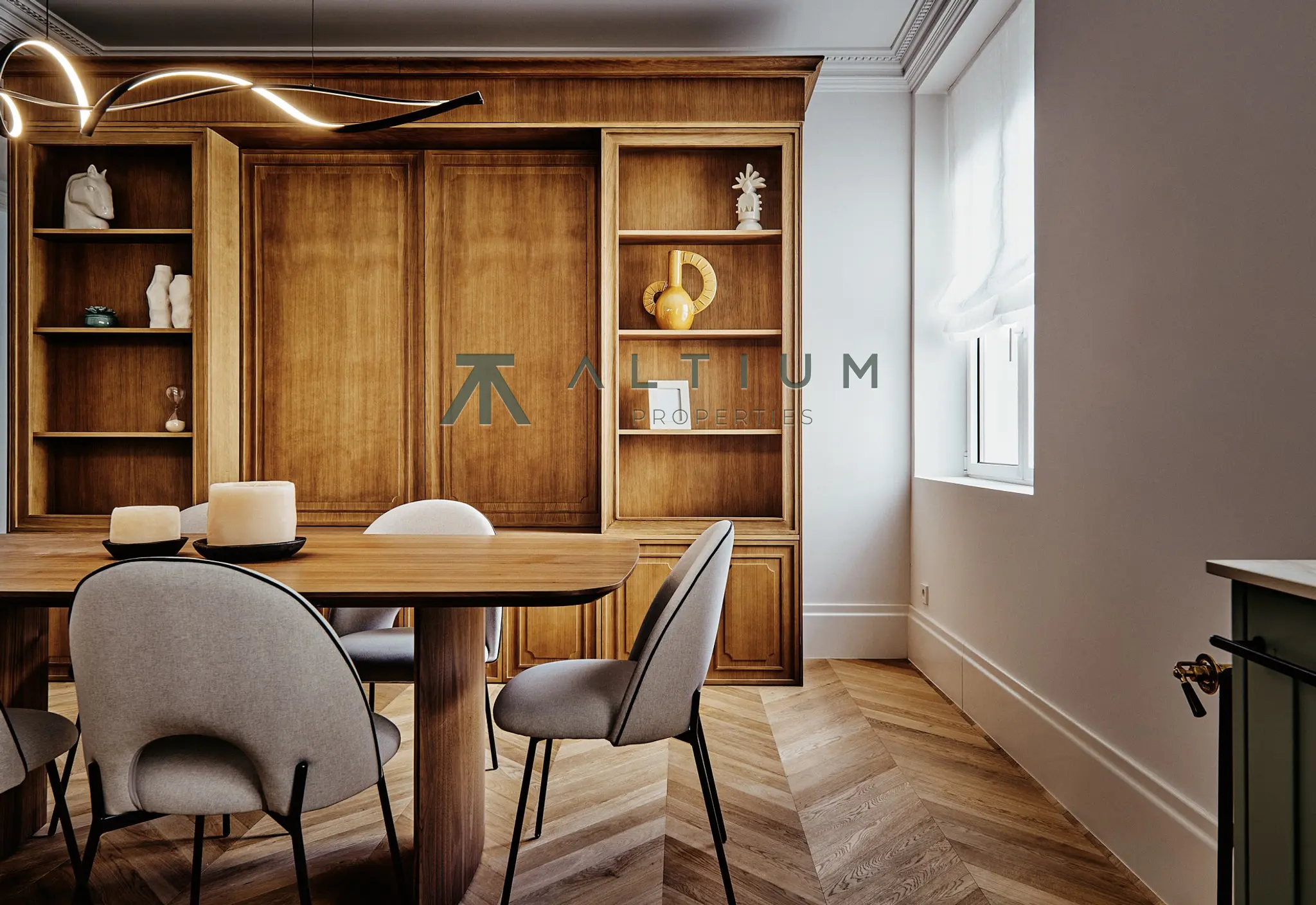 A fireplace, bay window and four bedrooms in Salamanca