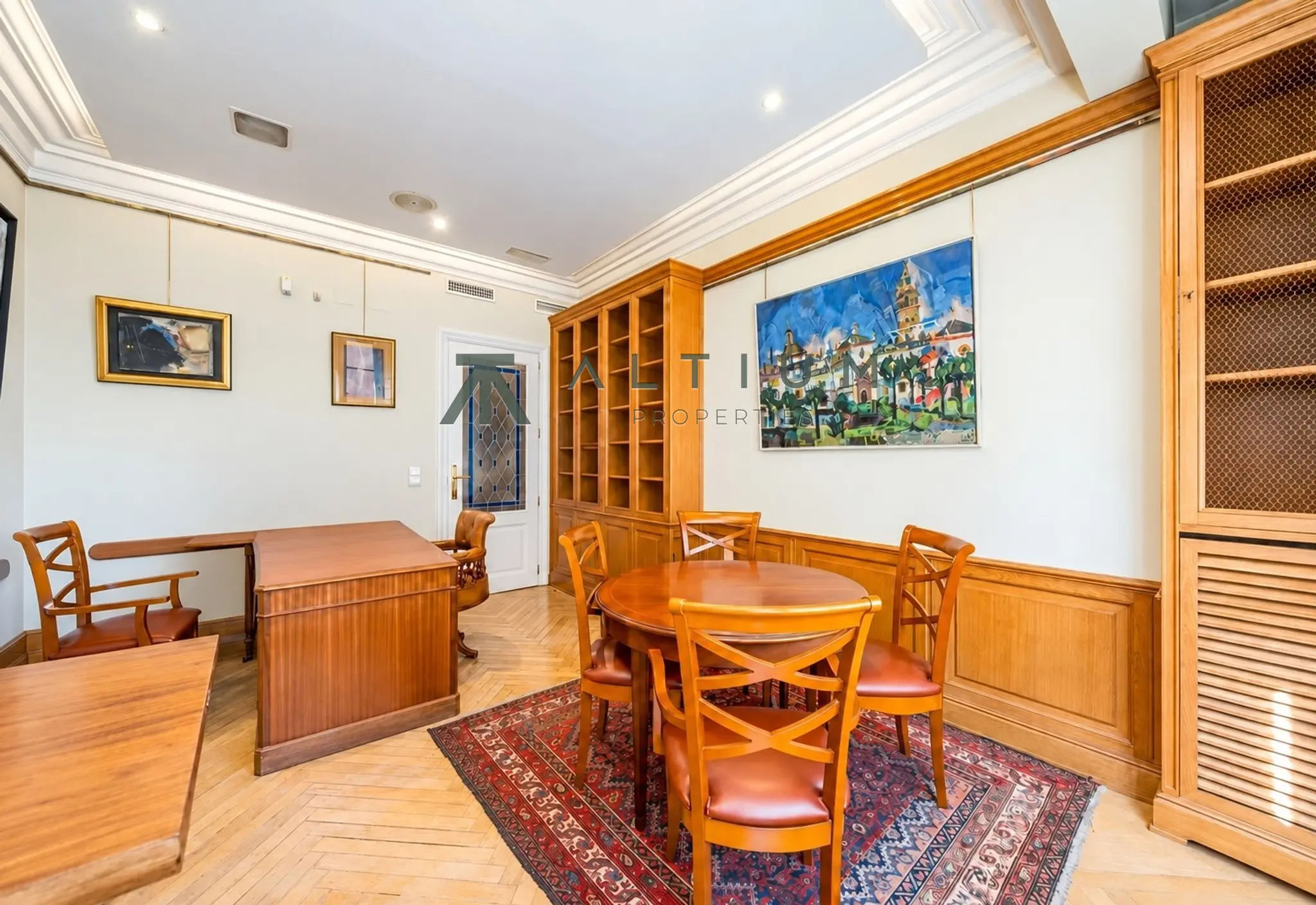 Esquina, miradores y vidrieras en una gran vivienda de Castellana