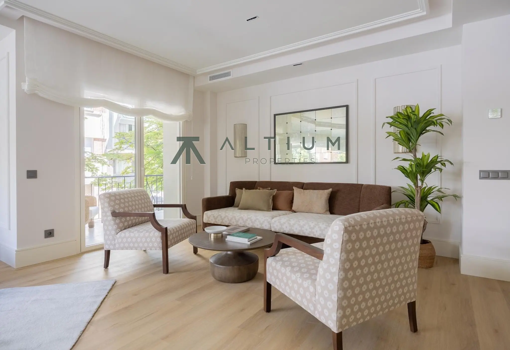 Un jardín privado dentro de una gran residencia en Castellana