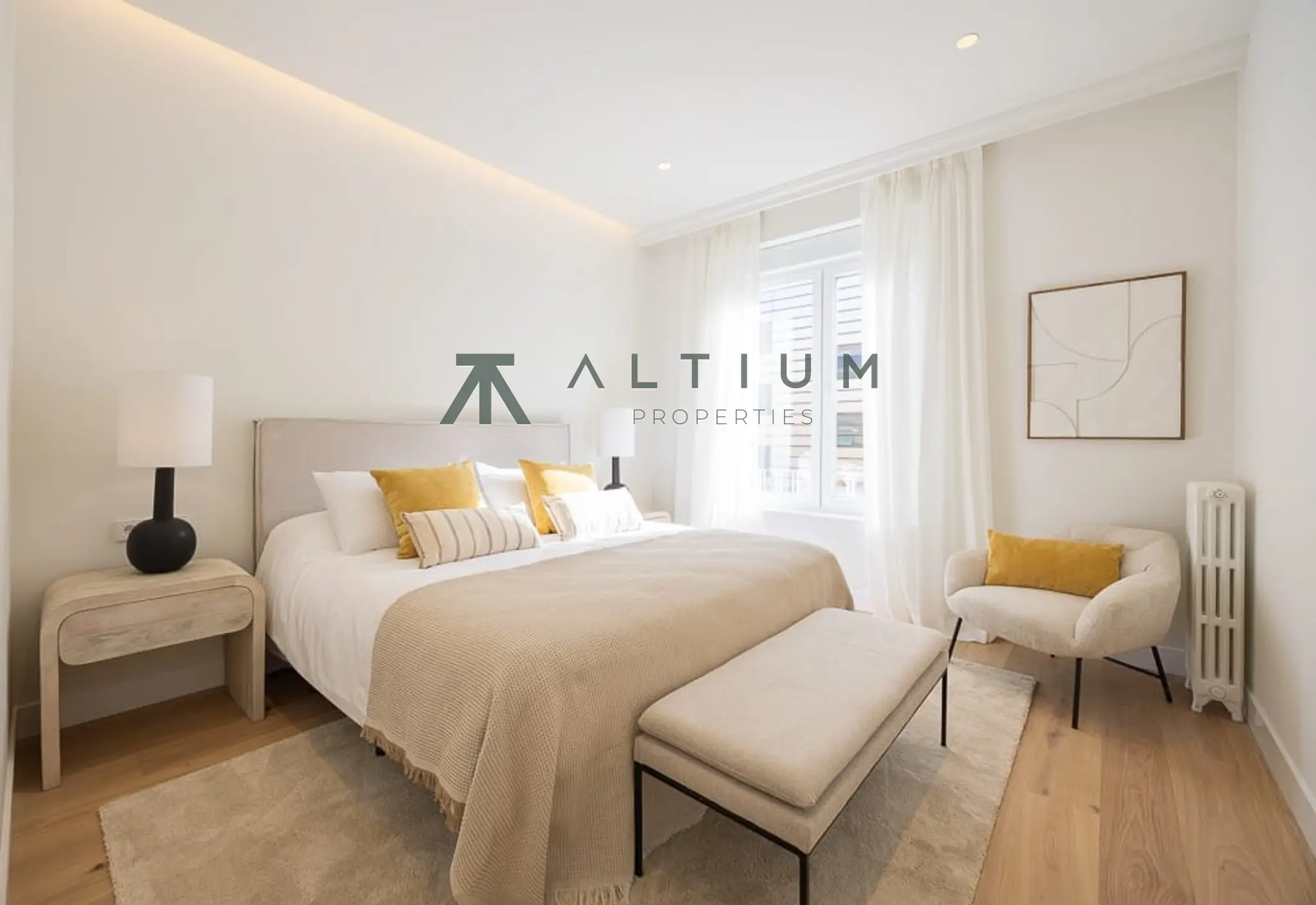 Quinta planta, luz de mañana y reforma a estrenar en Ibiza