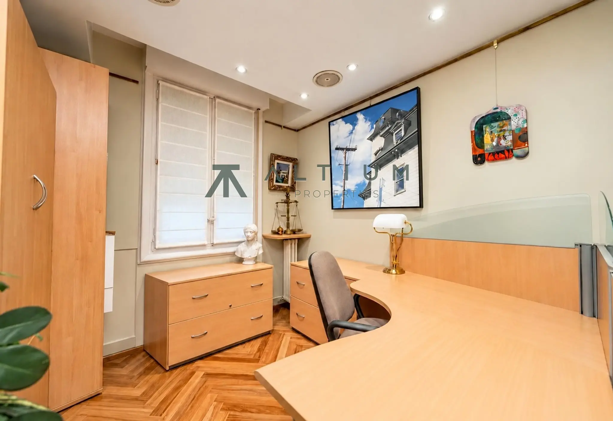 Esquina, miradores y vidrieras en una gran vivienda de Castellana