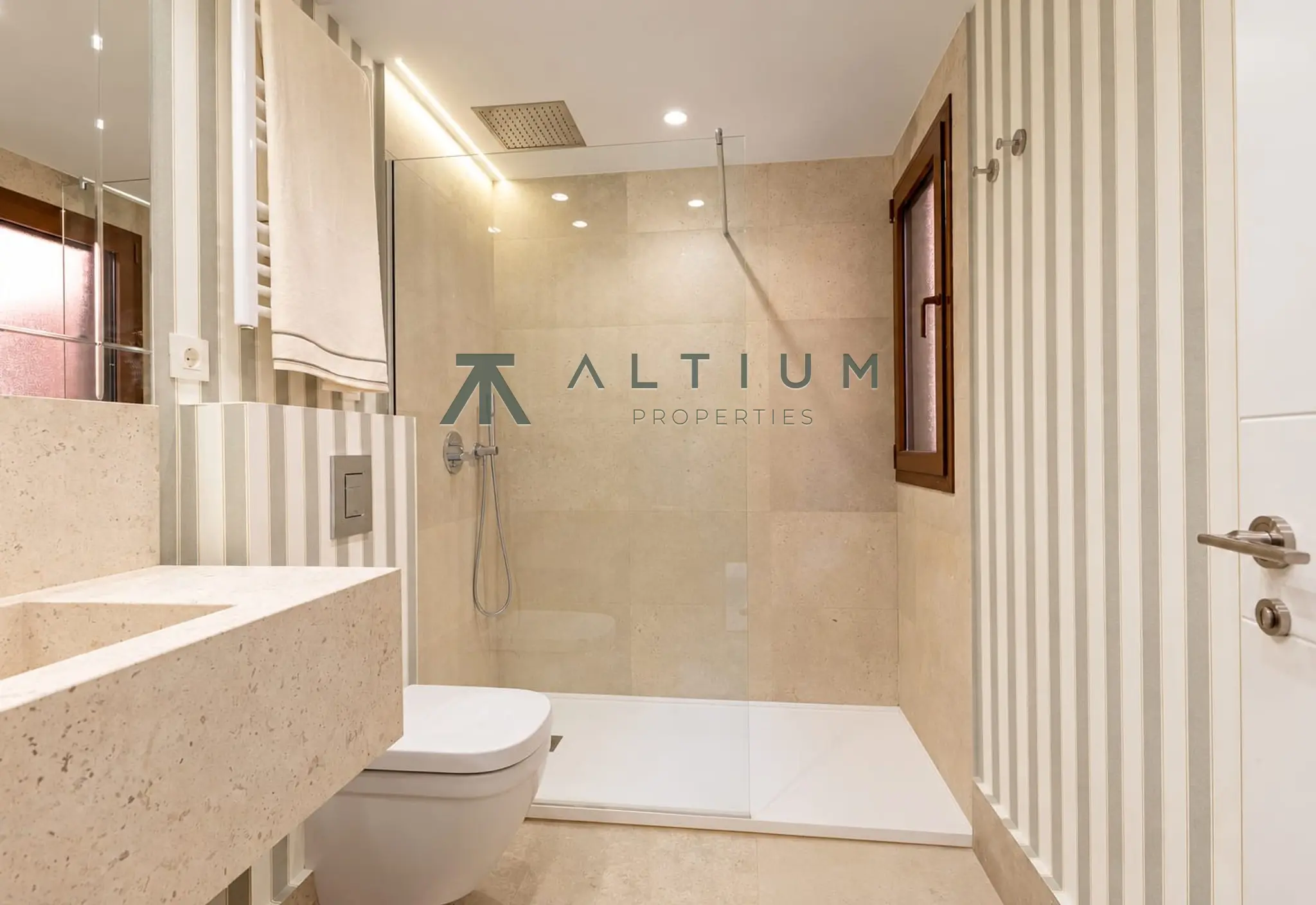 Tres suites, cocina flexible y dos plazas de garaje en Castellana