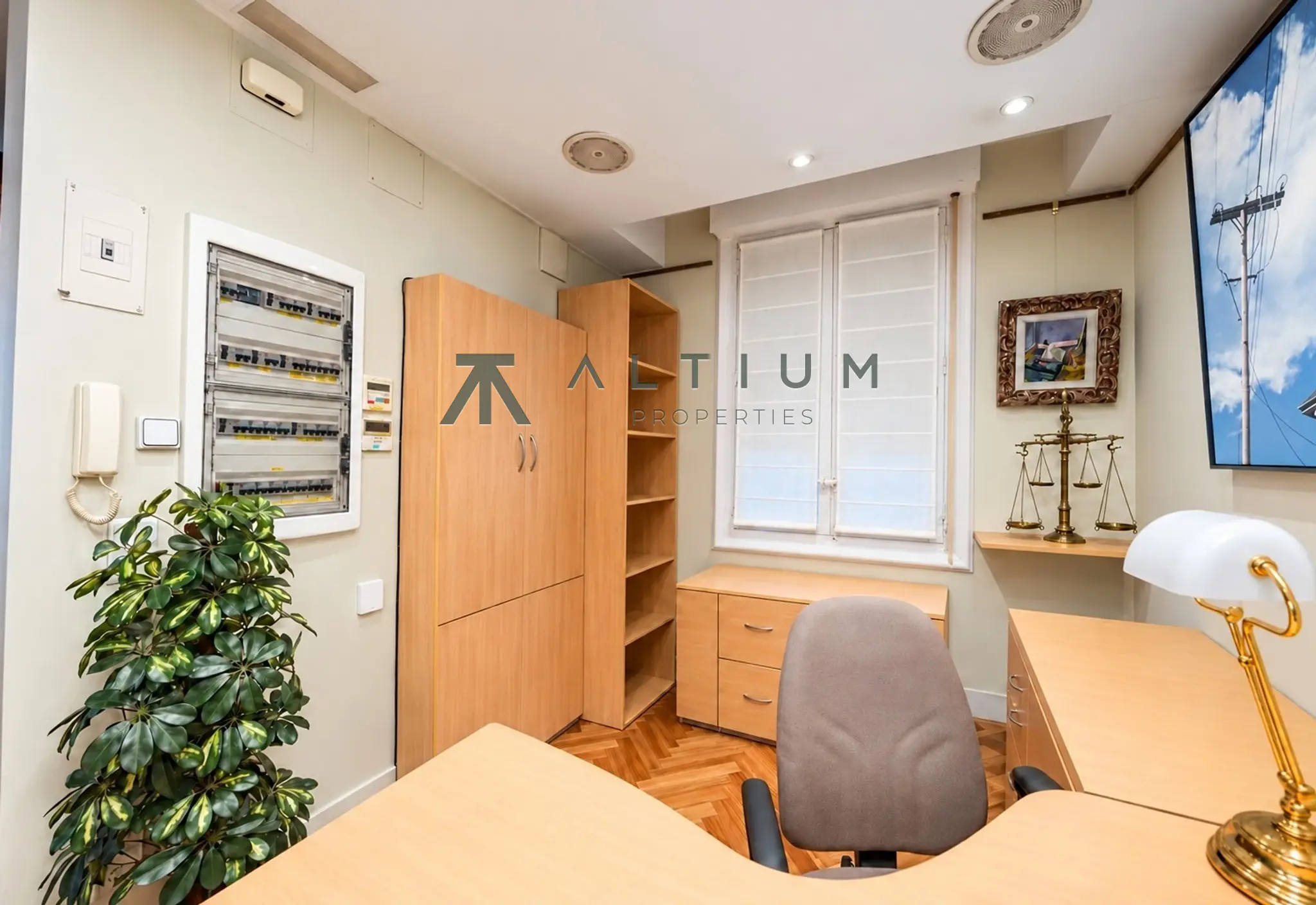 Esquina, miradores y vidrieras en una gran vivienda de Castellana