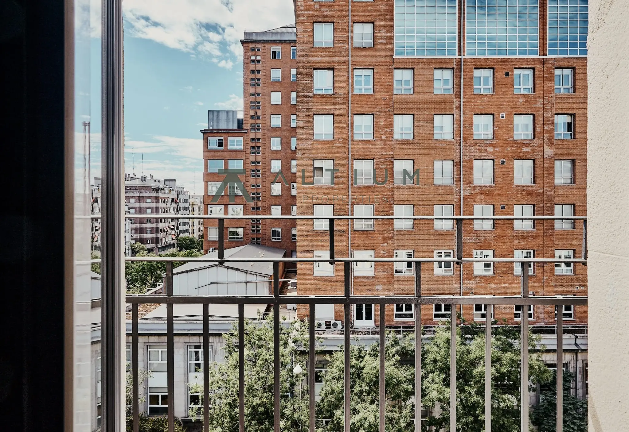 Quinta planta, luz de tarde y balcón en Lista
