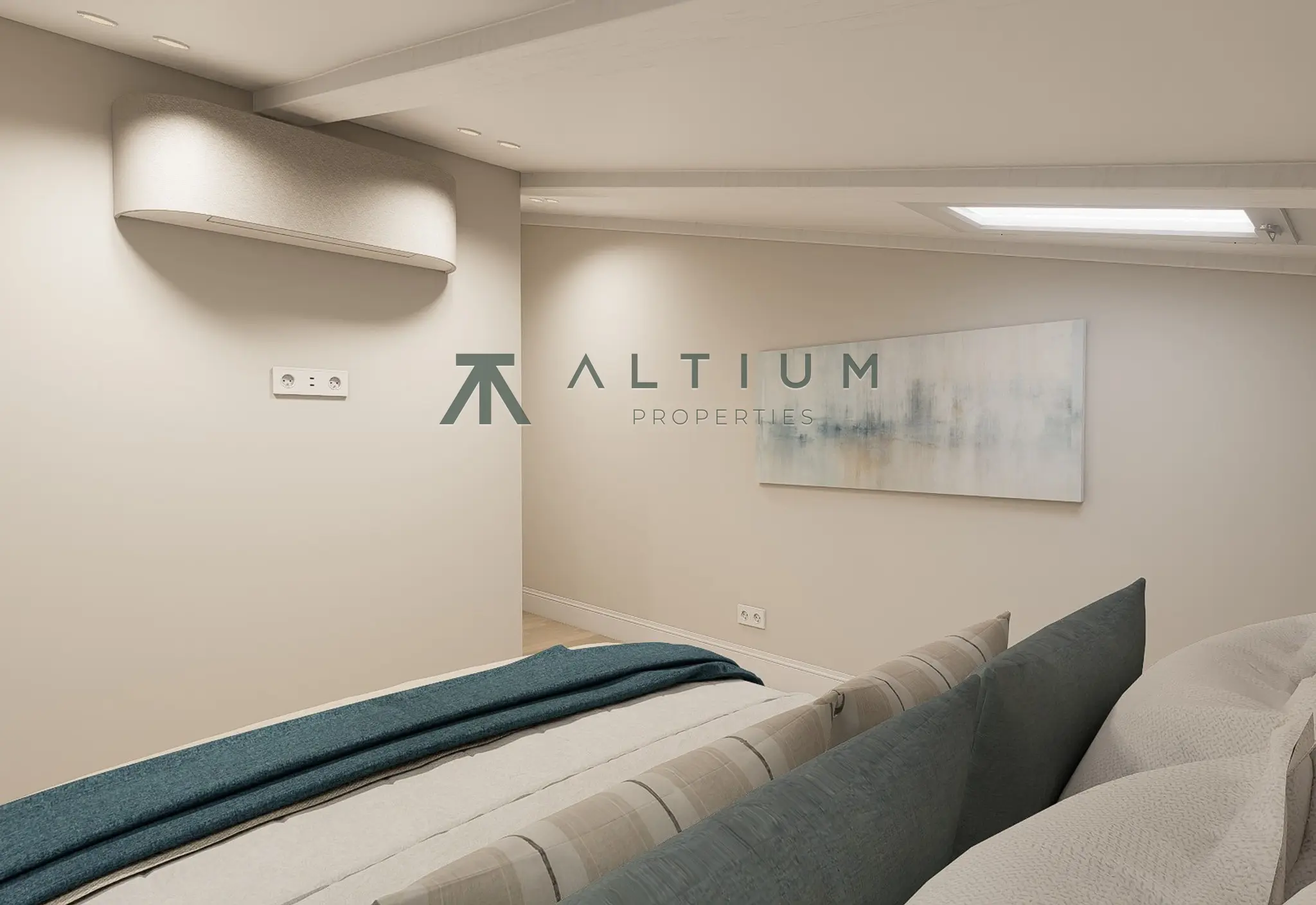 Exposed beams and skylights on a fifth floor in Justicia