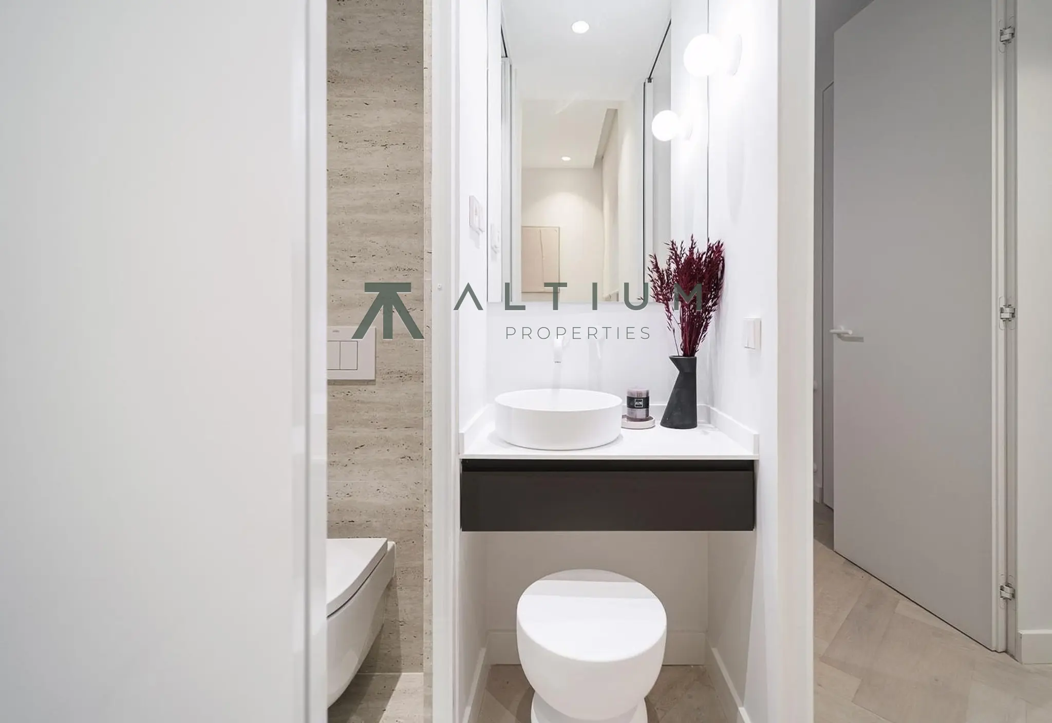 Chimenea, mirador y arcos en una vivienda de diseño