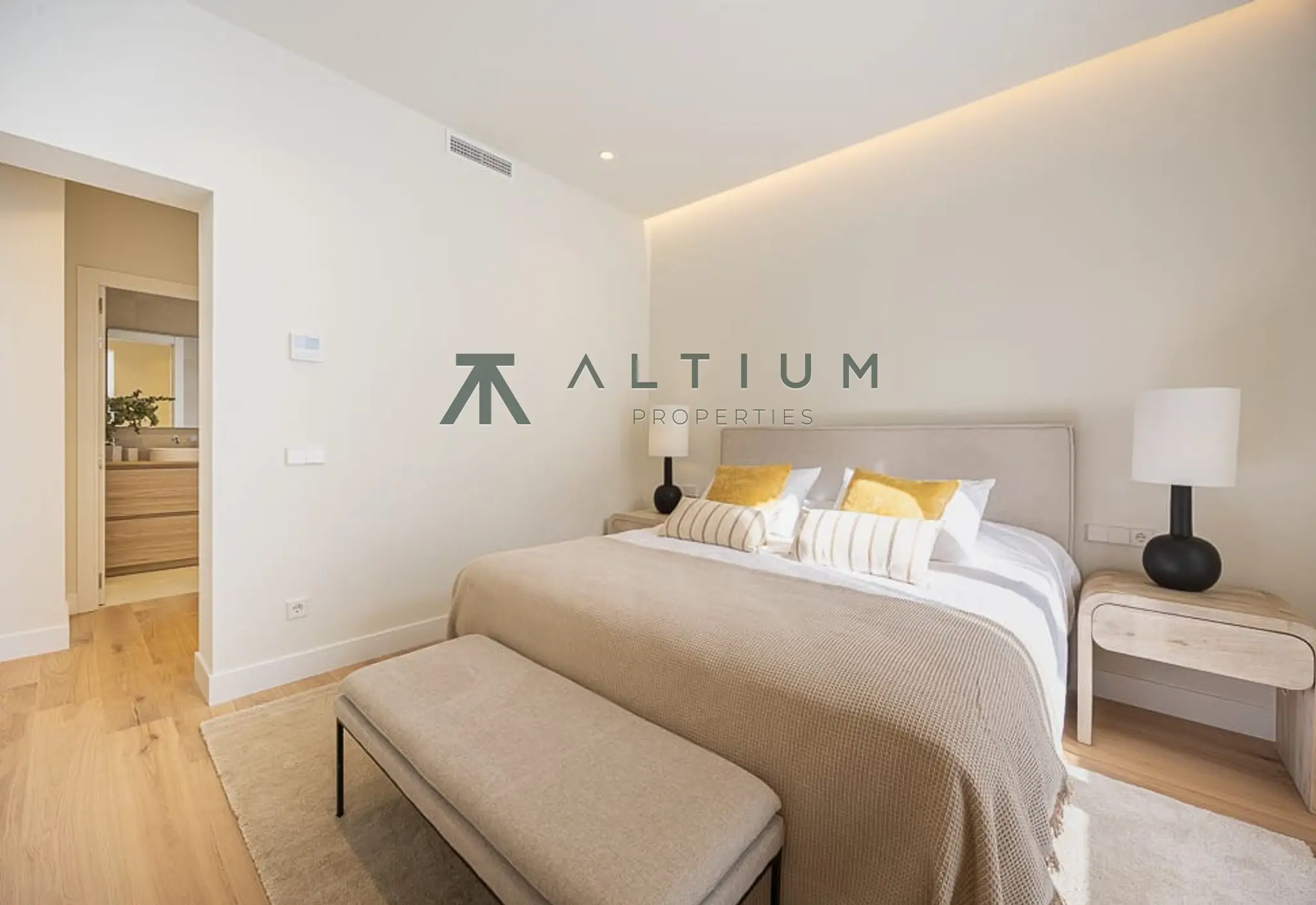 Quinta planta, luz de mañana y reforma a estrenar en Ibiza