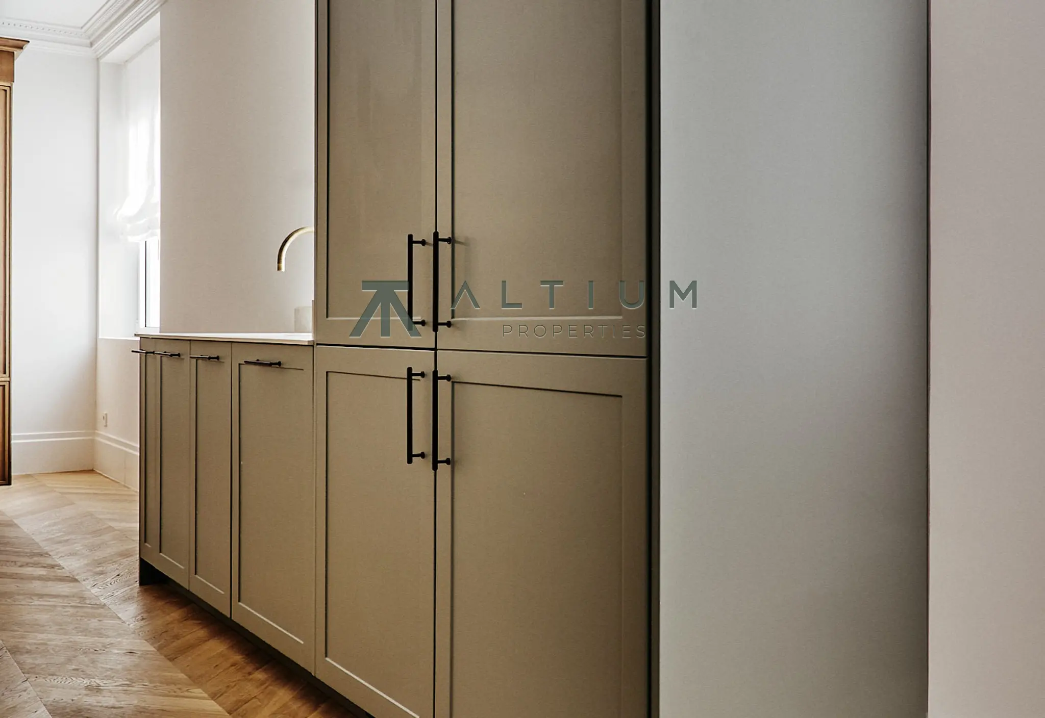 A fireplace, bay window and four bedrooms in Salamanca