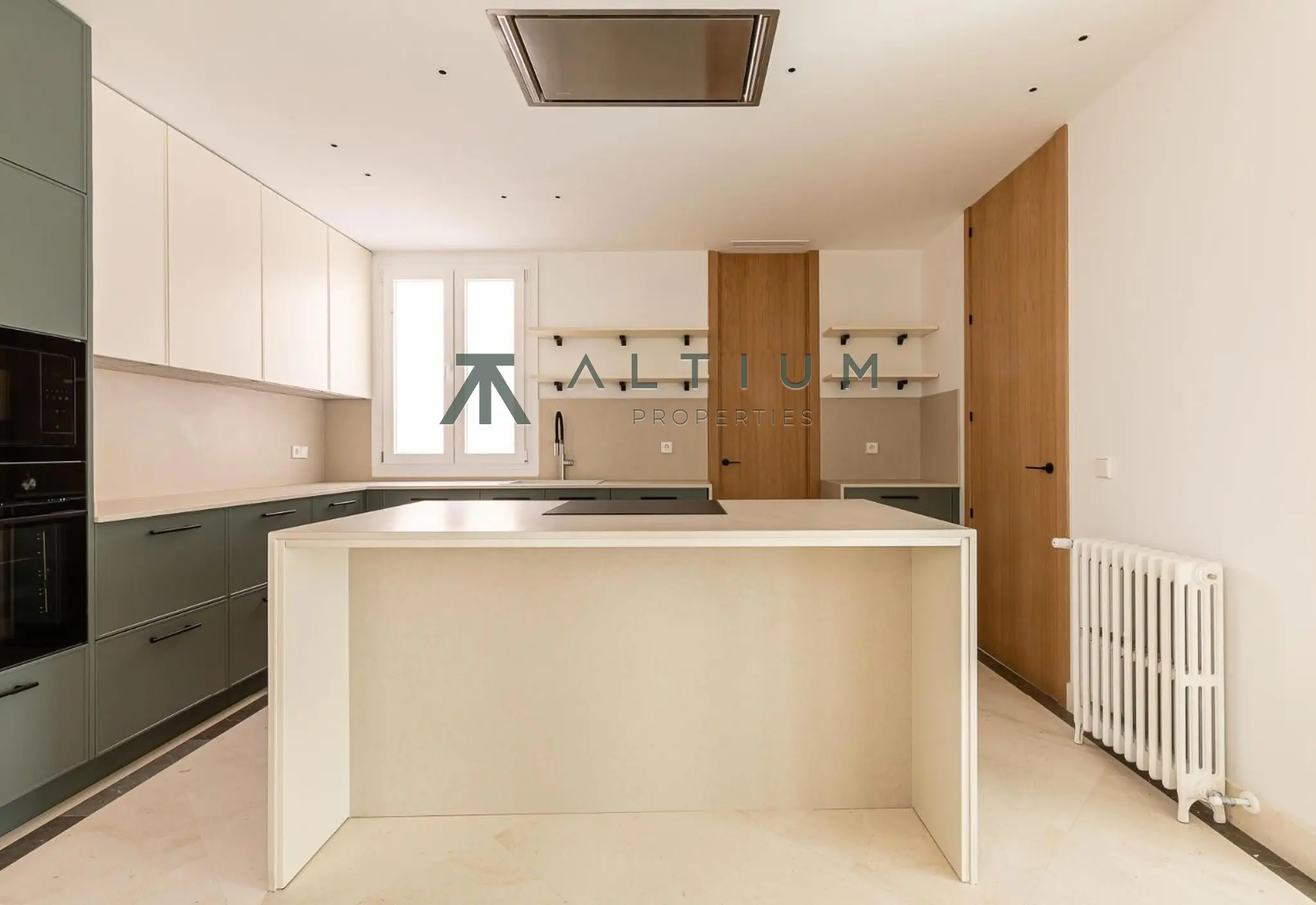 301 m² abiertos a seis balcones en Chamberí