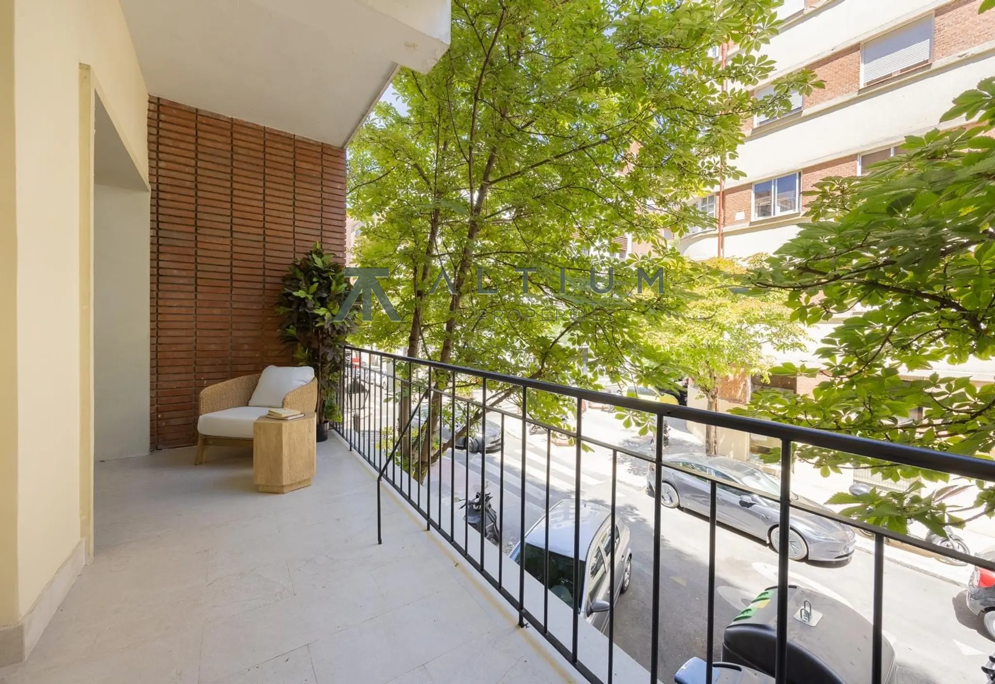 Un jardín privado dentro de una gran residencia en Castellana