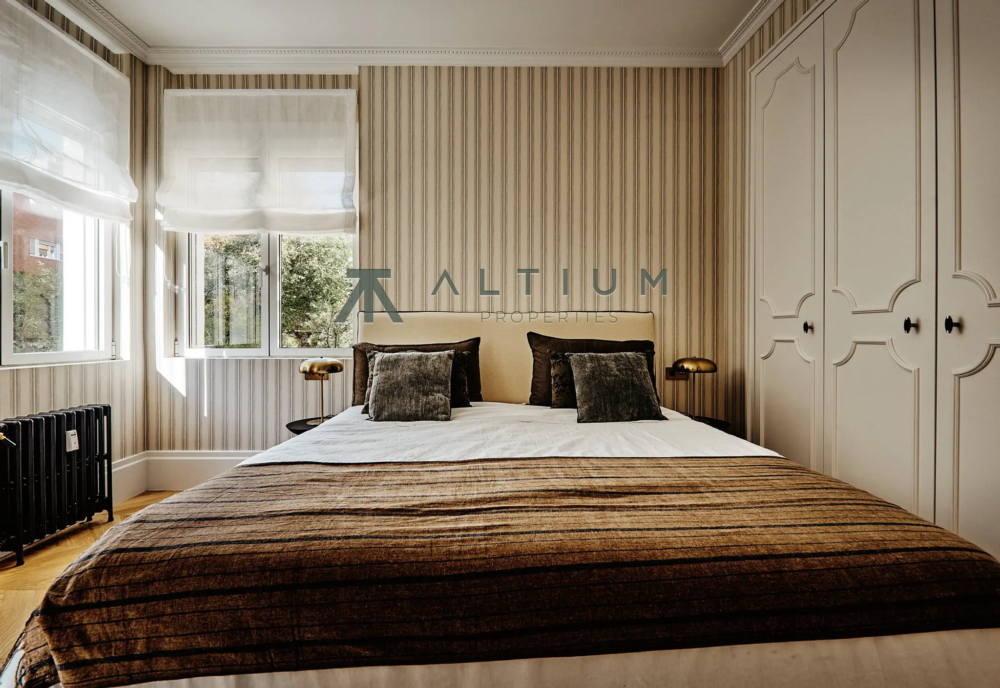 A fireplace, bay window and four bedrooms in Salamanca