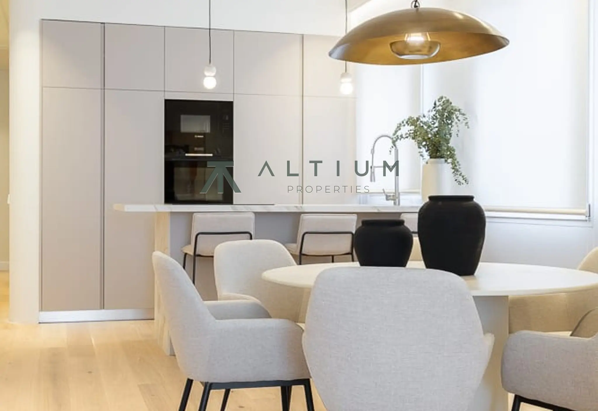 Quinta planta, luz de mañana y reforma a estrenar en Ibiza