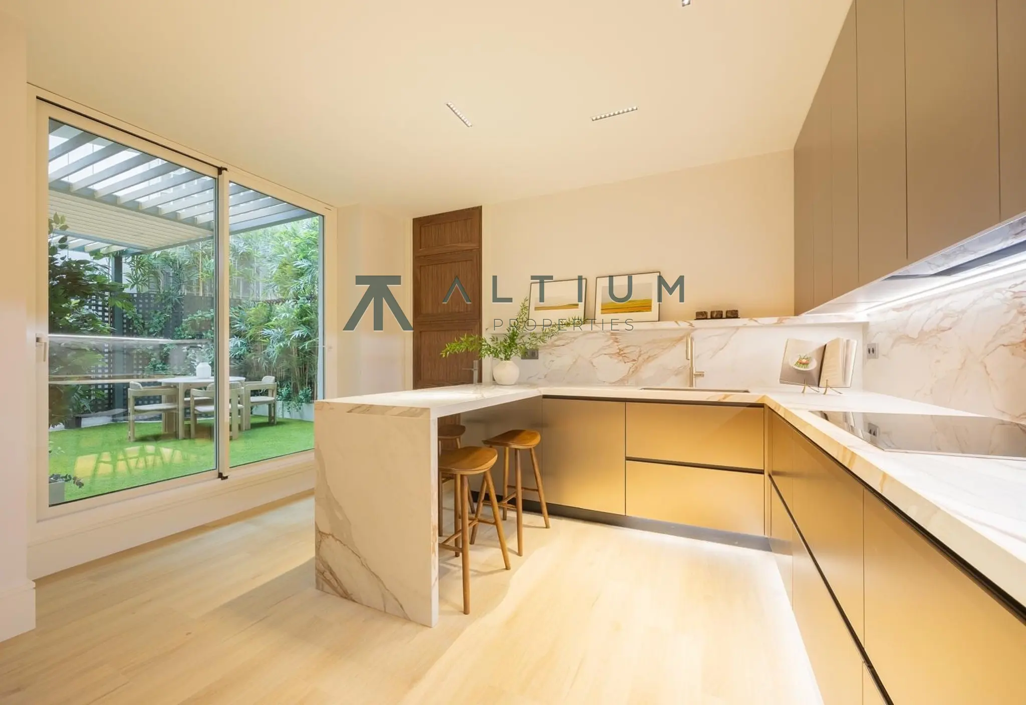 Un jardín privado dentro de una gran residencia en Castellana
